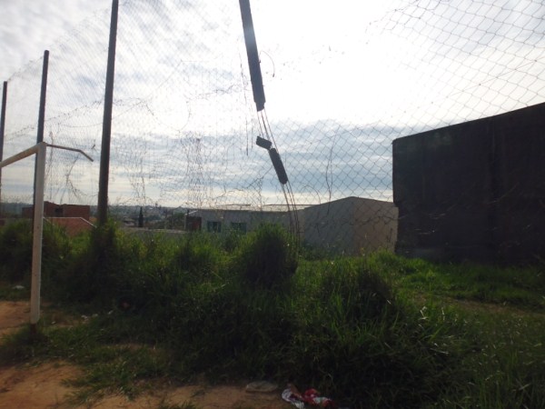 Alambrado quebrado coloca segurança de crianças em risco 