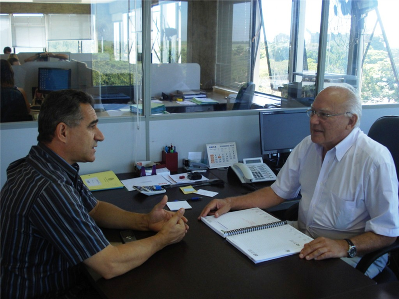 Vereador Ademir da Silva conversa com secretário Laerson Andia