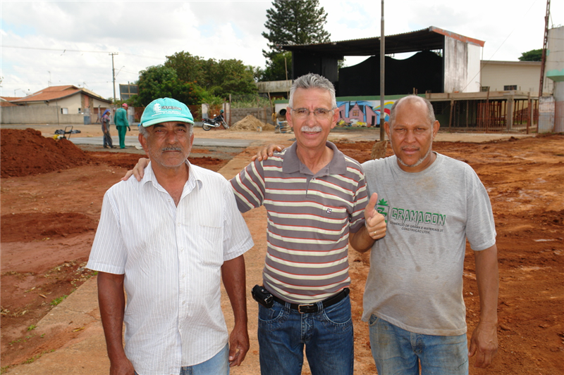 Vereador Carlão, acompanhado dos responsáveis pelo plantio de grama no local