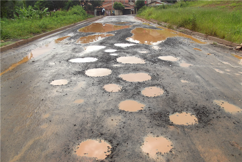Acesso entre a rua Padre Antônio Correia e a avenida Natálio Rozimelli.