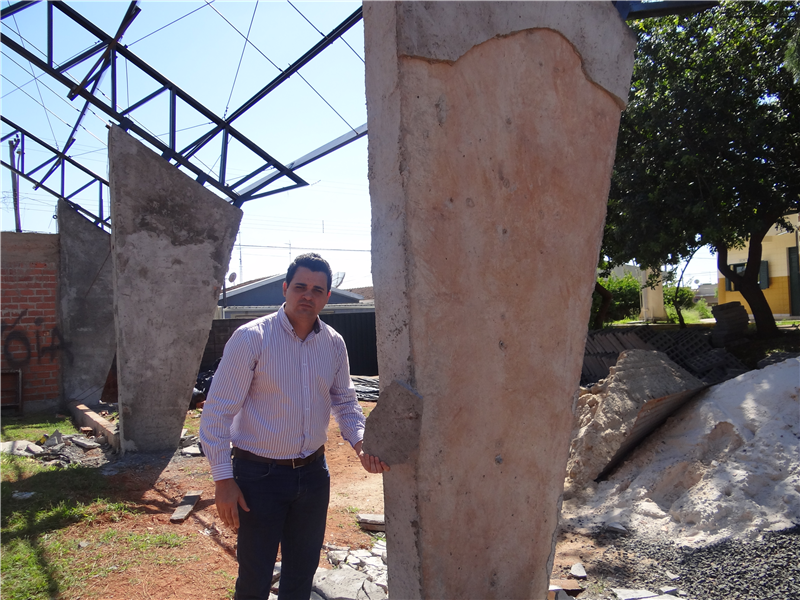 Pinguim visita obra na quadra da Emefei Professora Iraídes Ferreira Lourenço.