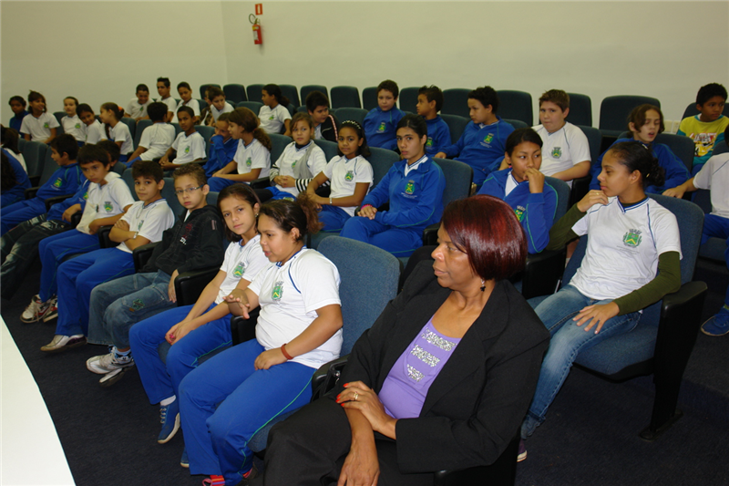 Alunos de duas escolas ocuparam cadeiras do Plenário Dr. Tancredo Neves, para acompanhar sessão