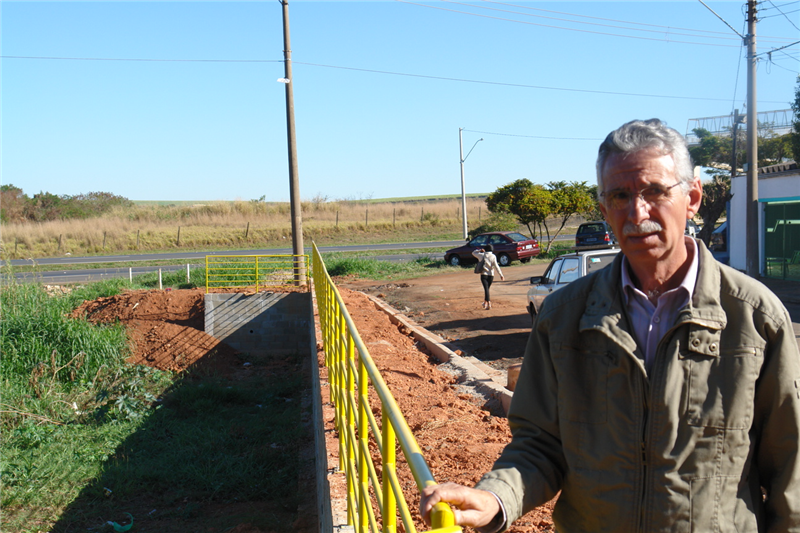 Existia uma cratera em área onde Prefeitura instalou muro de arrimo