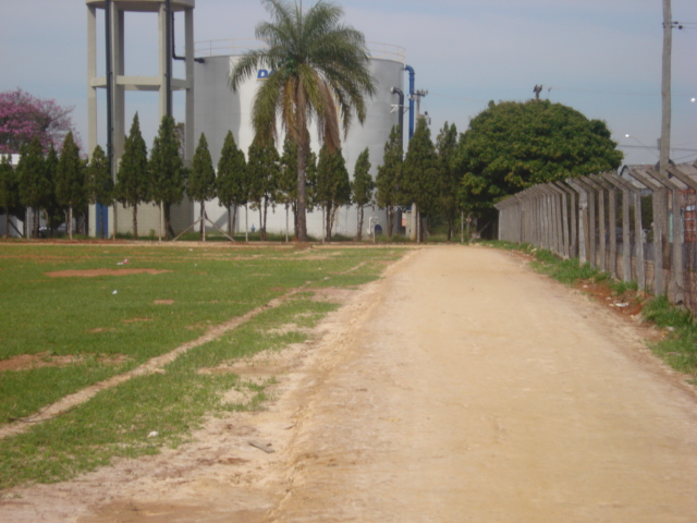 Área abandonada, onde minicampo foi improvisado, recebe área de lazer da Prefeitura