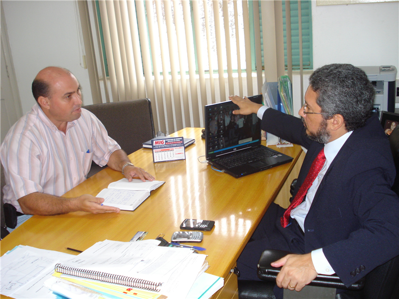 Carlos Fontes e o secretário municipal de Saúde, Fábio Alves, definem aplicação de R$ 50 mil