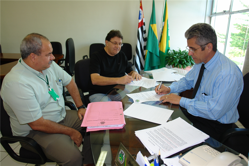 Omar, Melina e Anízio: contrato