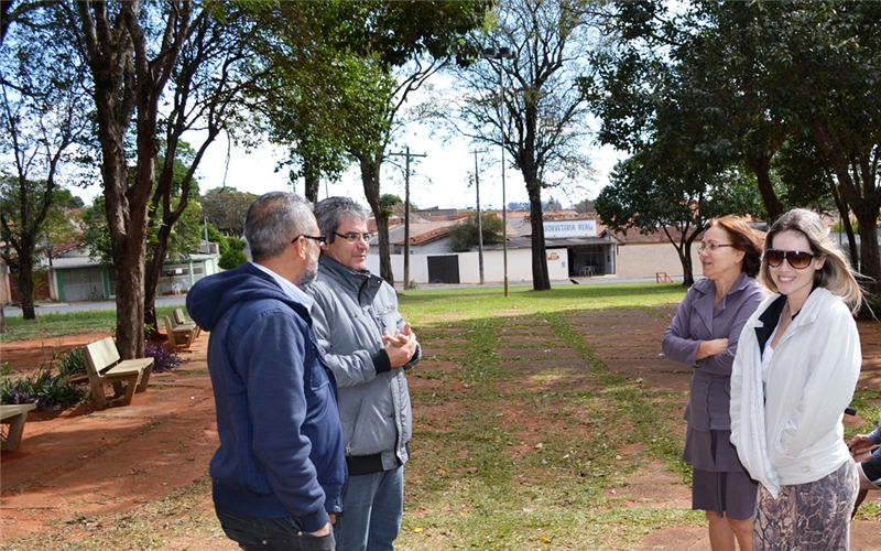 Assessores de Felipe Sanches acompanharam engenheiro eletricista da Prefeitura em visita a praça do 31 de Março