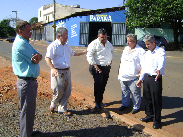 Acompanhado dos três vereadores do PSDB no município, Vanderlei Macris visitou o prefeito Mário Heins
