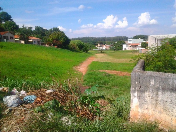 Carlão pede melhorias em área na Vila Grego