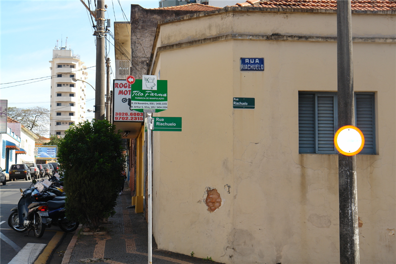 Enquanto ruas do Cidade Nova II não têm identificação, no Centro uma esquina conta com três placas