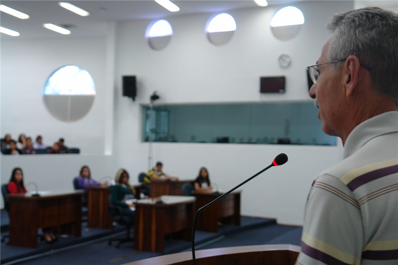 Carlão Motorista conversa com estudantes sobre atividades parlamentares
