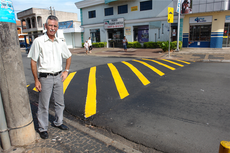 Carlão verifica lombadas construídas a seu pedido na rua Espanha.