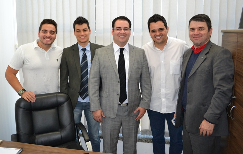 Gilberto Nascimento Júnior em visita à Câmara Municipal.