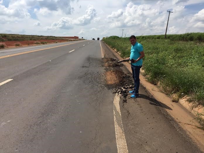 Careca questiona qualidade do asfalto colocado na SP-306
