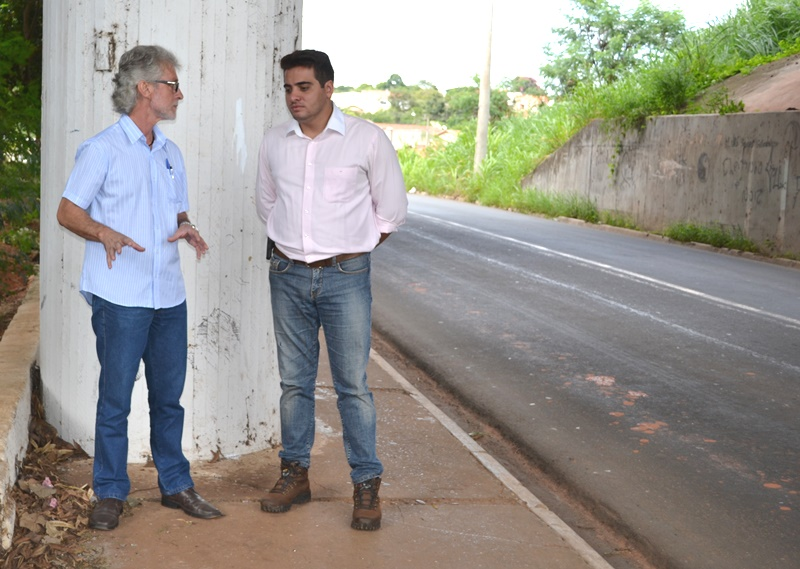 Felipe acompanha inspeção de engenheiro do DER.