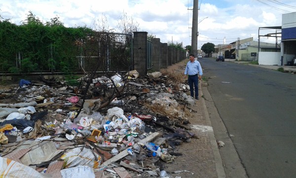 Lixo ocupa todo o terreno e espaço do passeio público