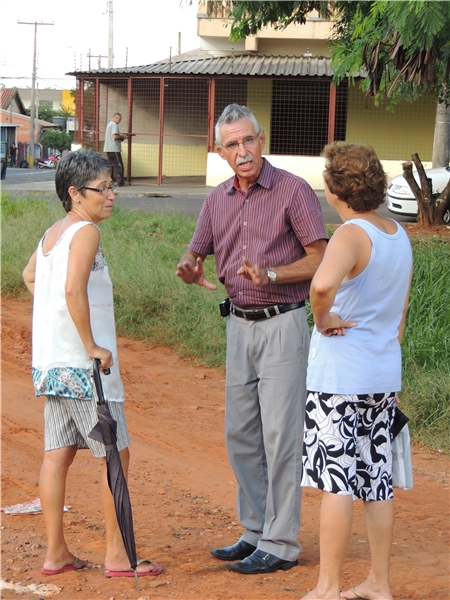 Carlão ouve reclamação de moradoras a respeito de rua de terra aberta no bairro