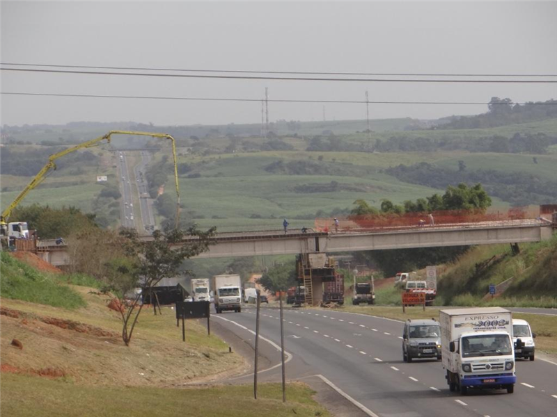 Novo viaduto está sendo construído a um quilômetro de outro já existente na Luiz de Queiroz