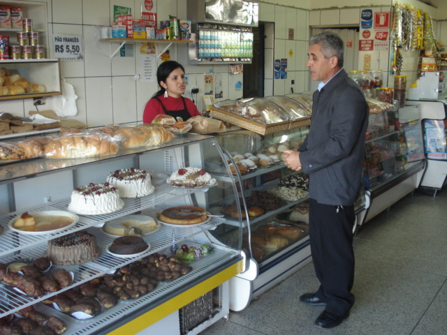 A comerciante Francine dos Santos pediu uma lombada ao vereador Anízio na avenida da Amizade