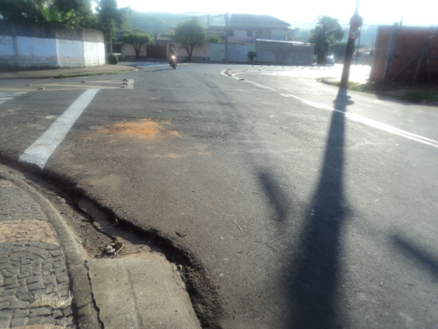 Carlão pede providências em ruas do Parque Olaria. 