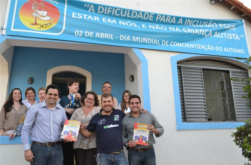 Pinguim e Felipe Sanches conheceram diferentes profissionais que atuam na AMAI