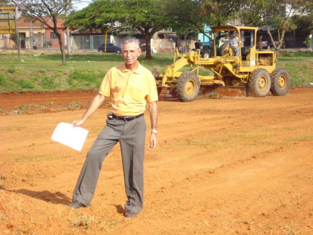 Vereador Carlão Motorista em visita a obra no Parque Planalto