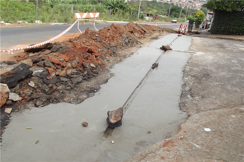 Canaleta na esquina da rua Tchecoslováquia com a rua Itália.