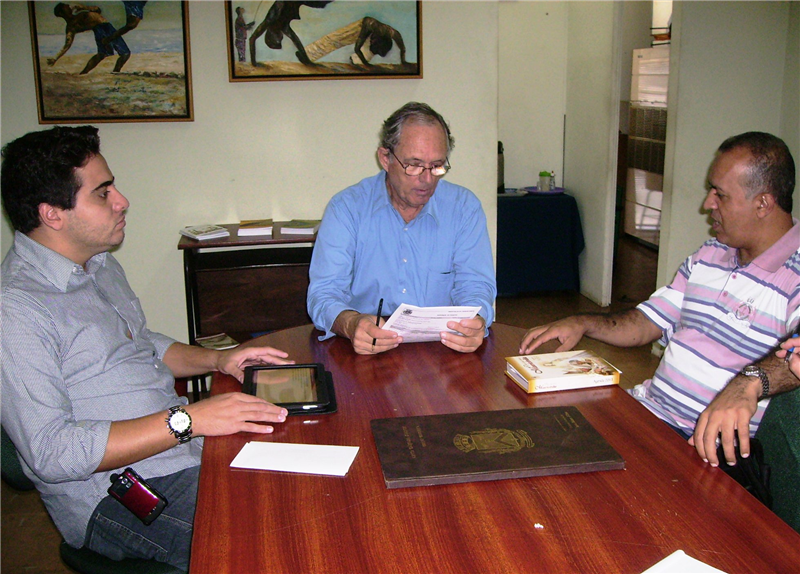 Felipe Sanches em reunião com padre Cláudio e Eide Froner.