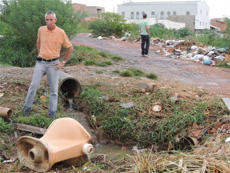 Ao lado do loteamento, esto corre a céu aberto, incomodando moradores