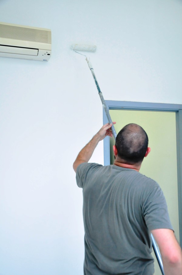Gabinetes são esvaziados antes de receber nova pintura