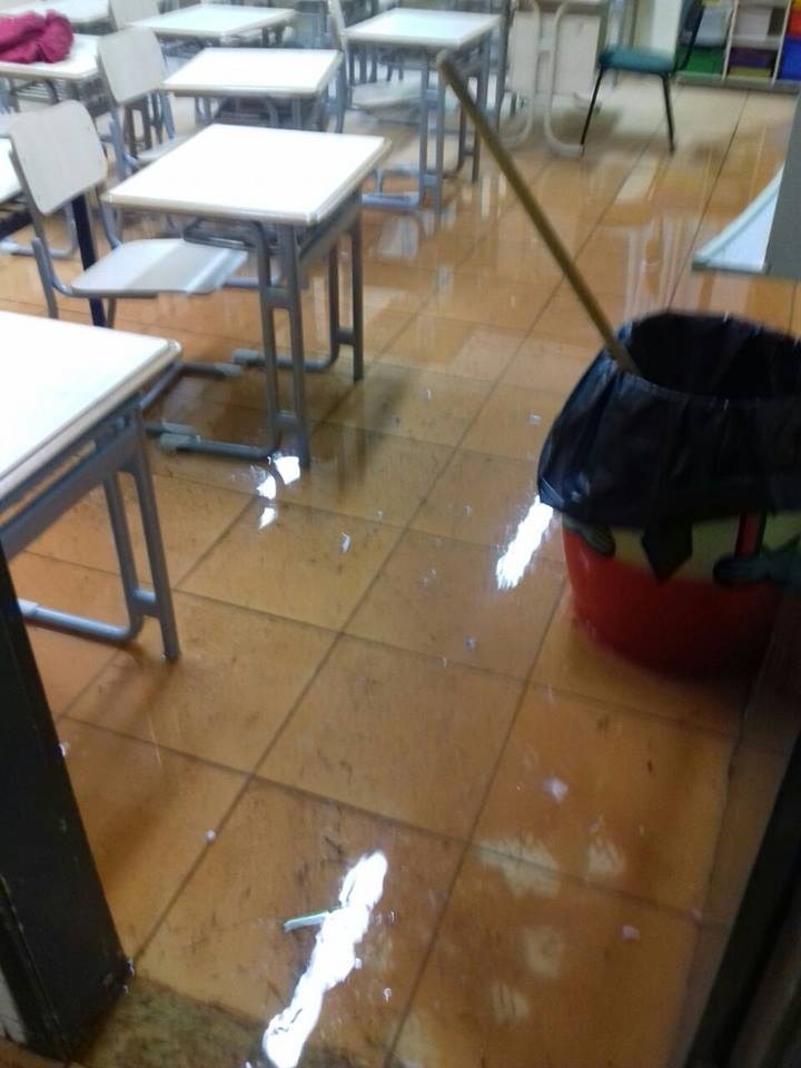 Pais relatam que problema no telhado ocorre há cinco meses