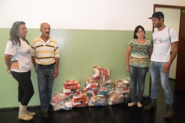 Pereira participa de entrega de cestas ao Fundo Social.
