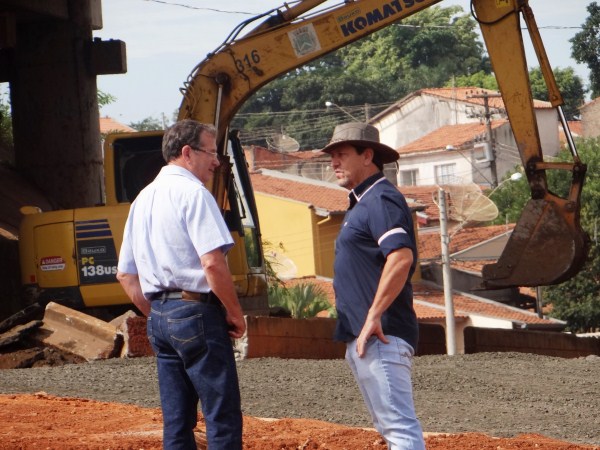Kadu e secretário de Obras acompanham duplicação de via