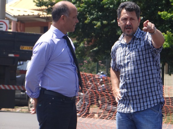 Kadu e Gobbi acompanham obras de rotatória no Santa Rita.