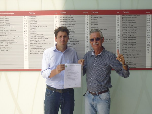 Carlão e Giovanni protocolam ofício na Alesp.