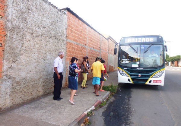 Falta de abrigos em pontos expõe passageiros a sol e chuva