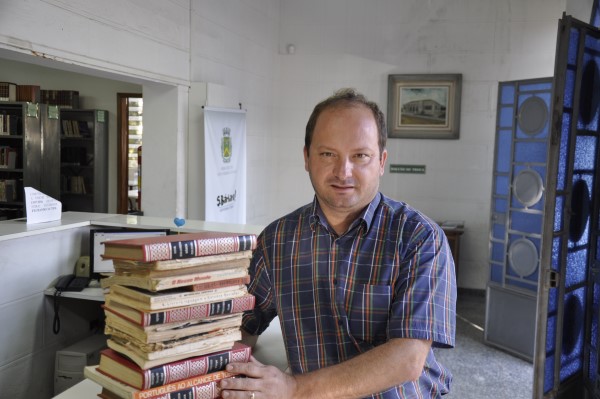 Parte dos livros foi doada à biblioteca da área central