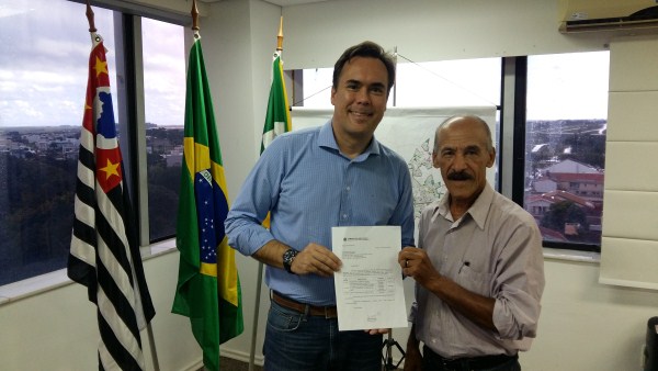 Pereira entrega emenda do deputado ao prefeito Denis Andia