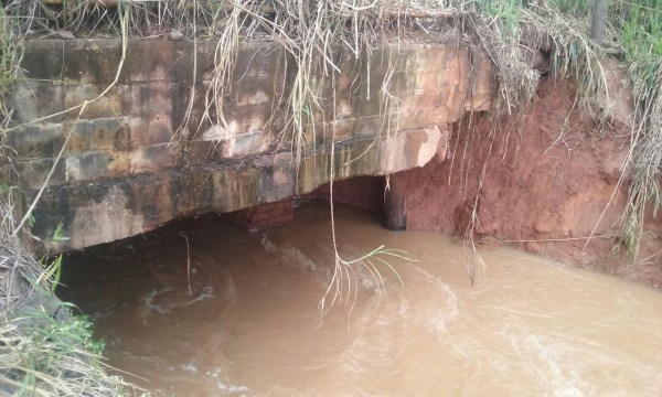 Moradores cobram Prefeitura pela manutenção dessa ponte 