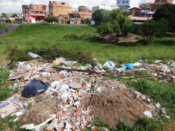 Acúmulo de entulho no Parque do Lago  motivou pedido de Kadu